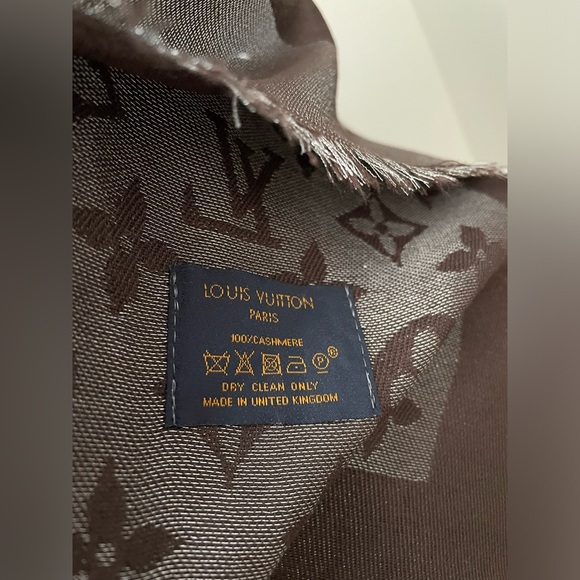 LV monogram classic shawl - Picture 6 of 11